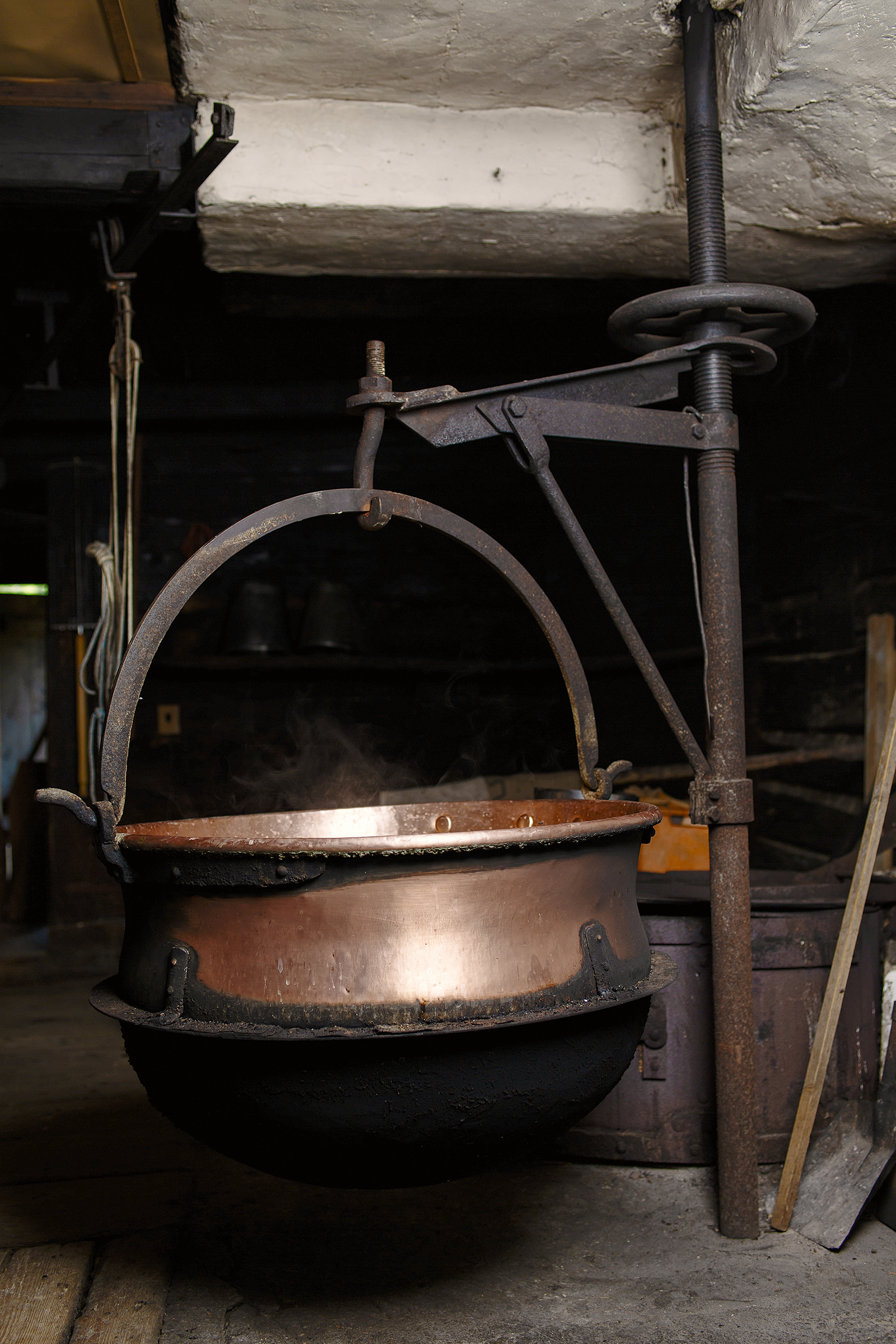 Bild aus der Serie: ERBE BREGENZERWALD von Fotograf Markus Gmeiner. Es zeigt die ursprüngliche Art der Kaeseherstellung auf der Alpe Lache, Bregenzerwald. Dieses Bild ist urheberrechtlich geschützt und nicht zur Veröffentlichung freigegeben. Veröffentlichung oder Weitergabe nur nach ausdrücklicher schriftlicher Zustimmung des Urhebers.