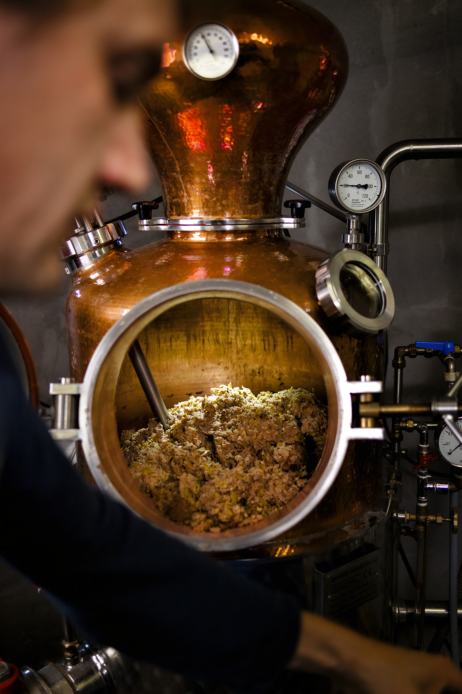 Bild aus der Serie: ERBE BREGENZERWALD von Fotograf Markus Gmeiner. Es zeigt das Handwerk des Schnaps brennen, Bregenzerwald. Dieses Bild ist urheberrechtlich geschützt und nicht zur Veröffentlichung freigegeben. Veröffentlichung oder Weitergabe nur nach ausdrücklicher schriftlicher Zustimmung des Urhebers.